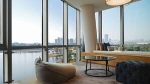 ห้องดีลักซ์สวีท, เตียงคิงไซส์ 1 เตียง | เครื่องนอนระดับพรีเมียม, ผ้านวมขนเป็ด, เตียงเมมโมรีโฟม, มินิบาร์