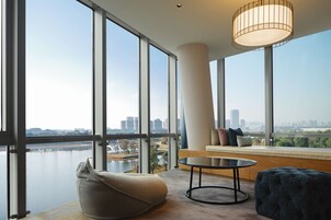 嘉悦里全湖景套房 | 高档床上用品、羽绒被、记忆海绵床垫、迷你吧