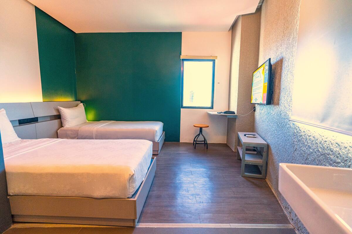 Superior tvåbäddsrum - 2 enkelsängar | Arbetsyta för laptop, mörkläggningsgardiner och strykjärn/strykbräda