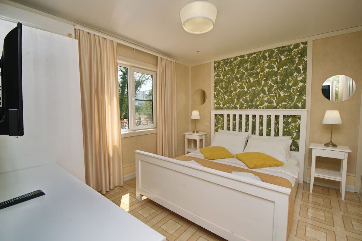 Suite | 1 bedroom, in-room safe, blackout drapes, iron/ironing board