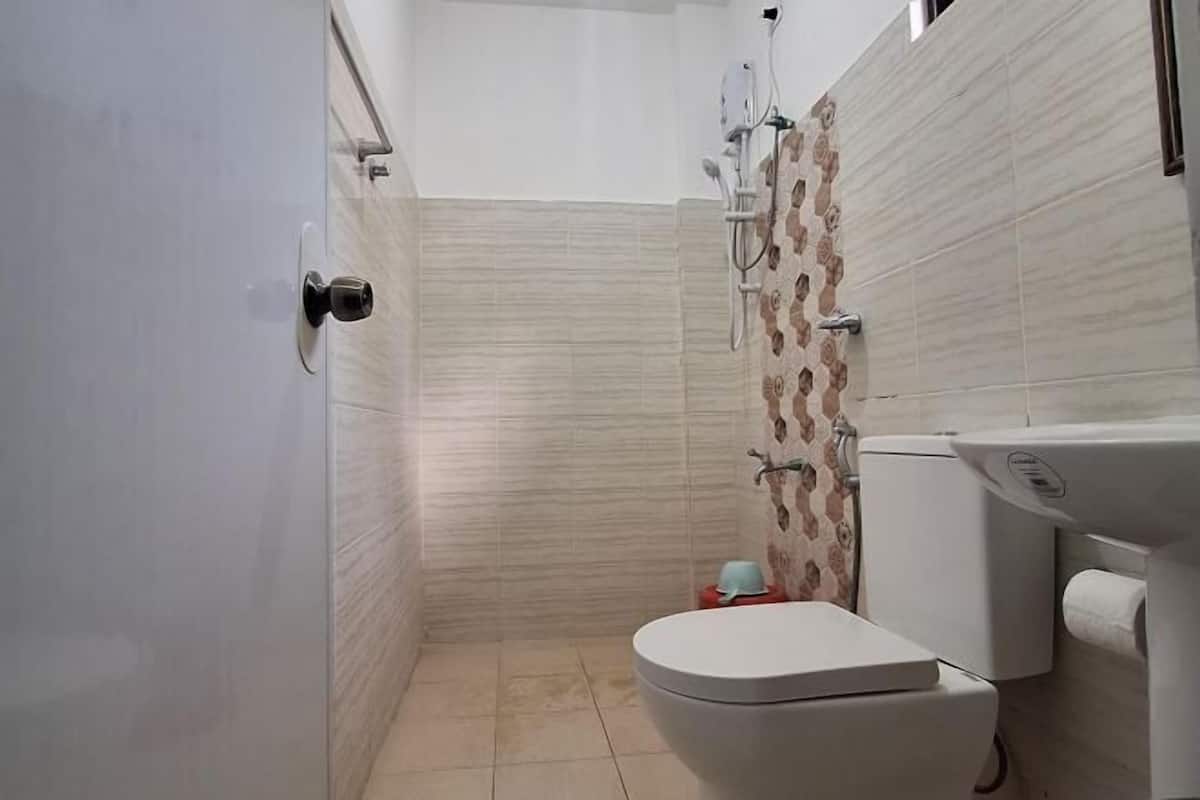Regadera, regadera tipo lluvia, amenidades de baño gratuitas, pantuflas