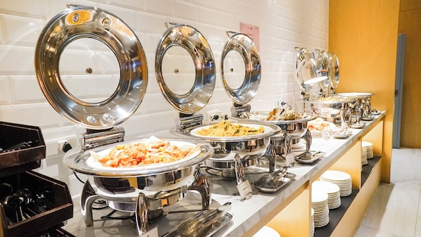 Montaje de bufé con varios platos redondos y una variedad de alimentos.
