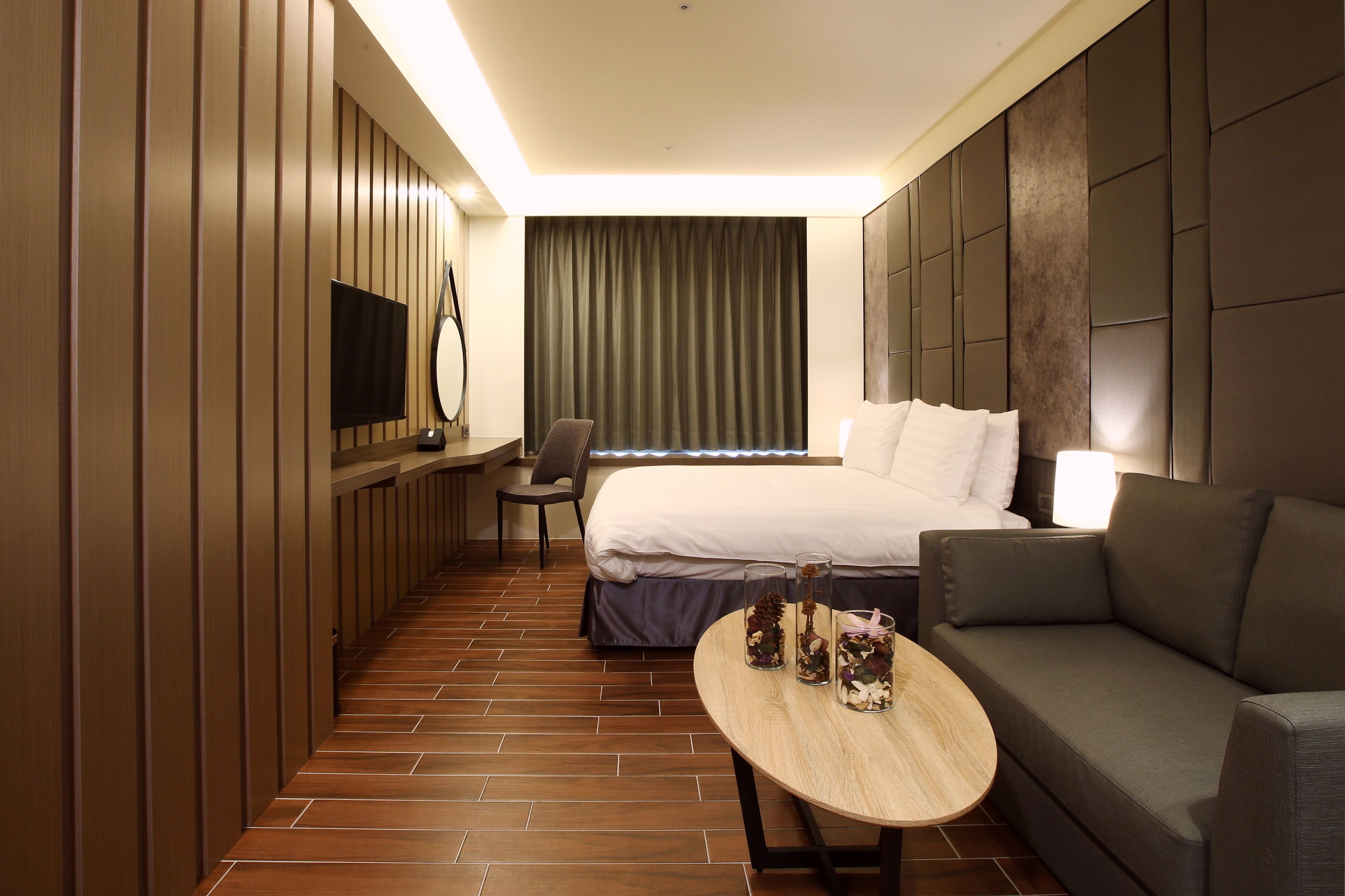 高級寢具、羽絨被、獨特裝潢、書桌