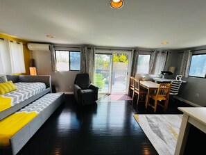 Living area - Guest Suite Annex in the charming upscale South Pasadena (South Pasadena)