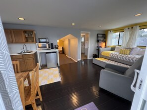 Room - Guest Suite Annex in the charming upscale South Pasadena (South Pasadena)