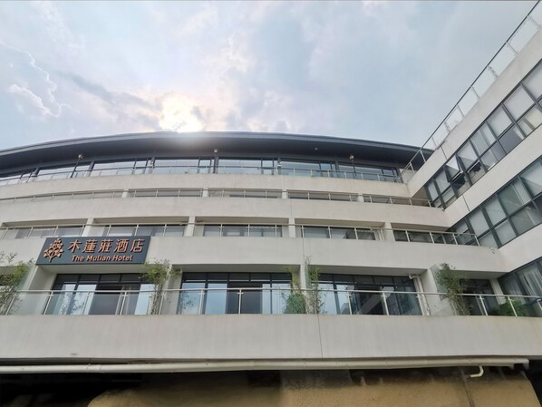 Un moderno edificio de hotel con un cartel que dice "The Mulian Hotel".