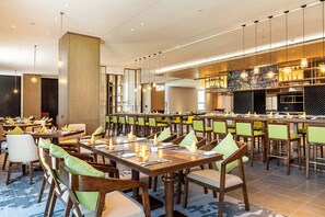 Daily buffet breakfast (CNY 80 per person)