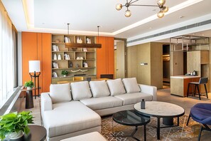 Xin Yu Superme Suite | Living area | 45-inch LCD TV with cable channels, TV - XINYU CROWN HOTEL (Datong)