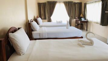 Family Room | Desk, blackout curtains, free WiFi, bed sheets