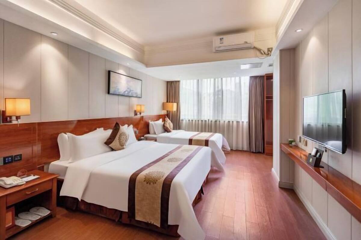 Minibar, cortinas blackout, camas extra y wifi gratis