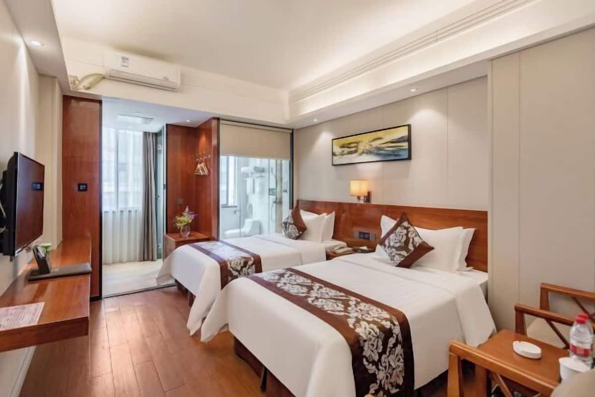 Minibar, cortinas blackout, camas extra y wifi gratis
