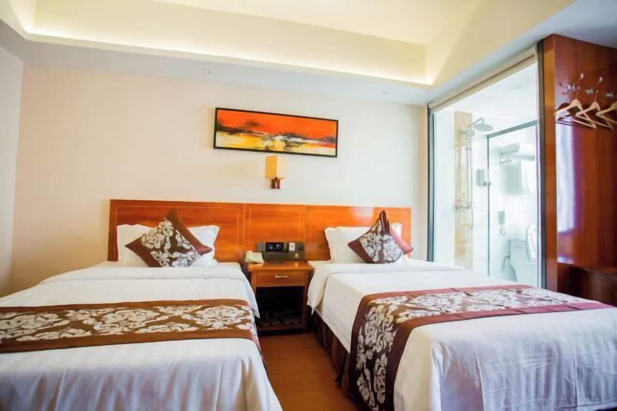Minibar, cortinas blackout, camas extra y wifi gratis