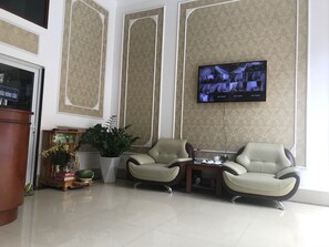 Lobby sitting area - AHA Hana Hotel Hanoi (Hanoi)