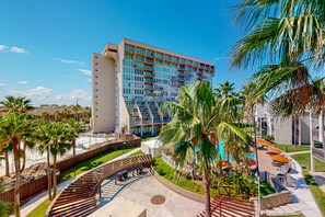 Property grounds - Condo in Gulf-front complex w/ shared pools, hot tubs, tennis & beach access (South Padre Island)