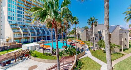 Condo in Gulf-front complex w/ shared pools, hot tubs, tennis & beach access