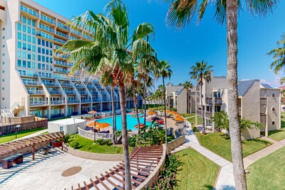 Condo in Gulf-front complex w/ shared pools, hot tubs, tennis & beach access