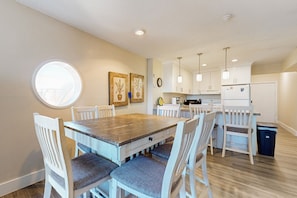 Dining - Condo in Gulf-front complex w/ shared pools, hot tubs, tennis & beach access (South Padre Island)