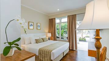 Quarto luxo, terraço, vista para a piscina | Frigobar, cofres nos quartos, escrivaninha