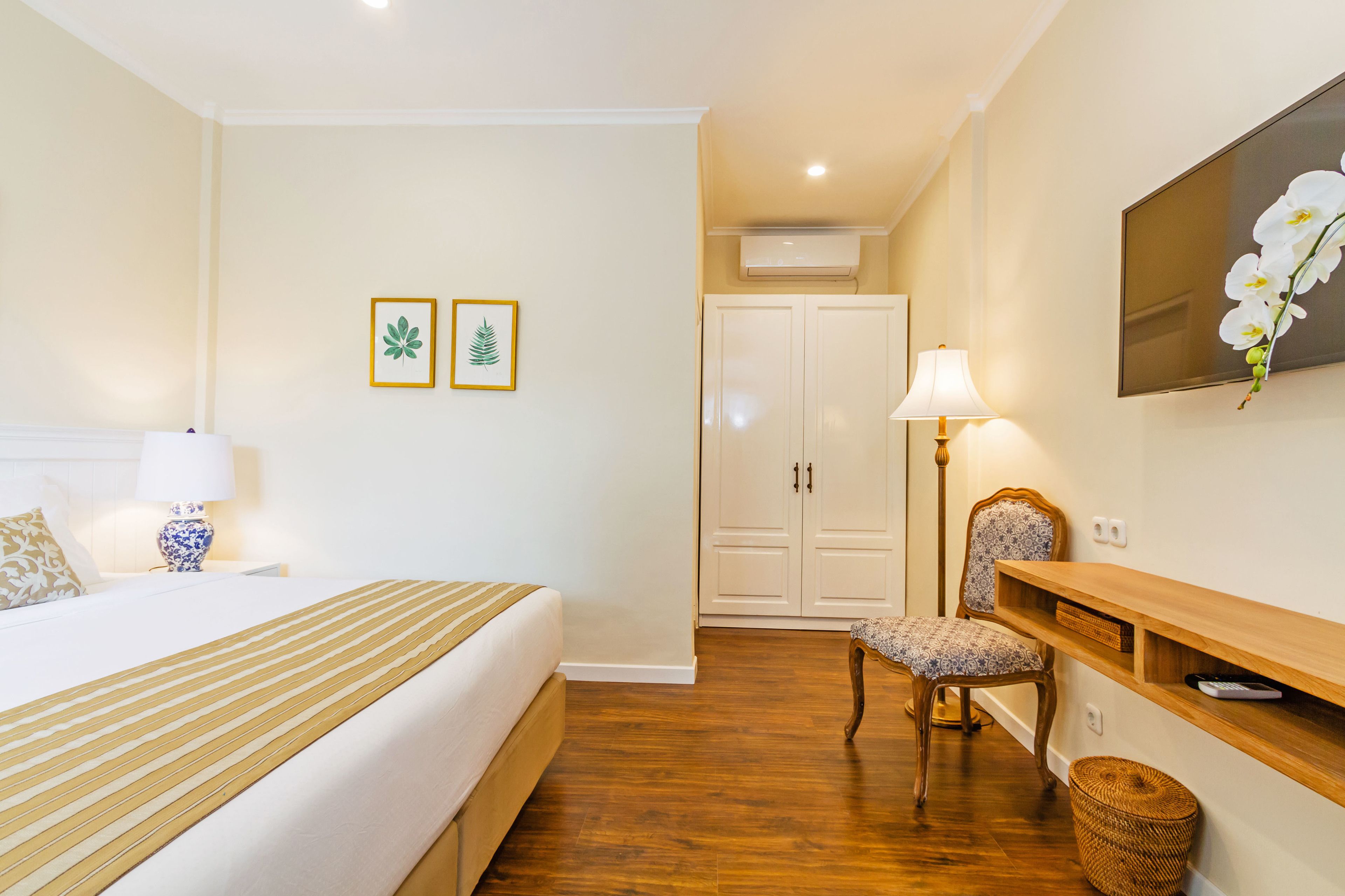 deluxe room, balcony, pool view | 1 bedroom, minibar, in-room safe, desk