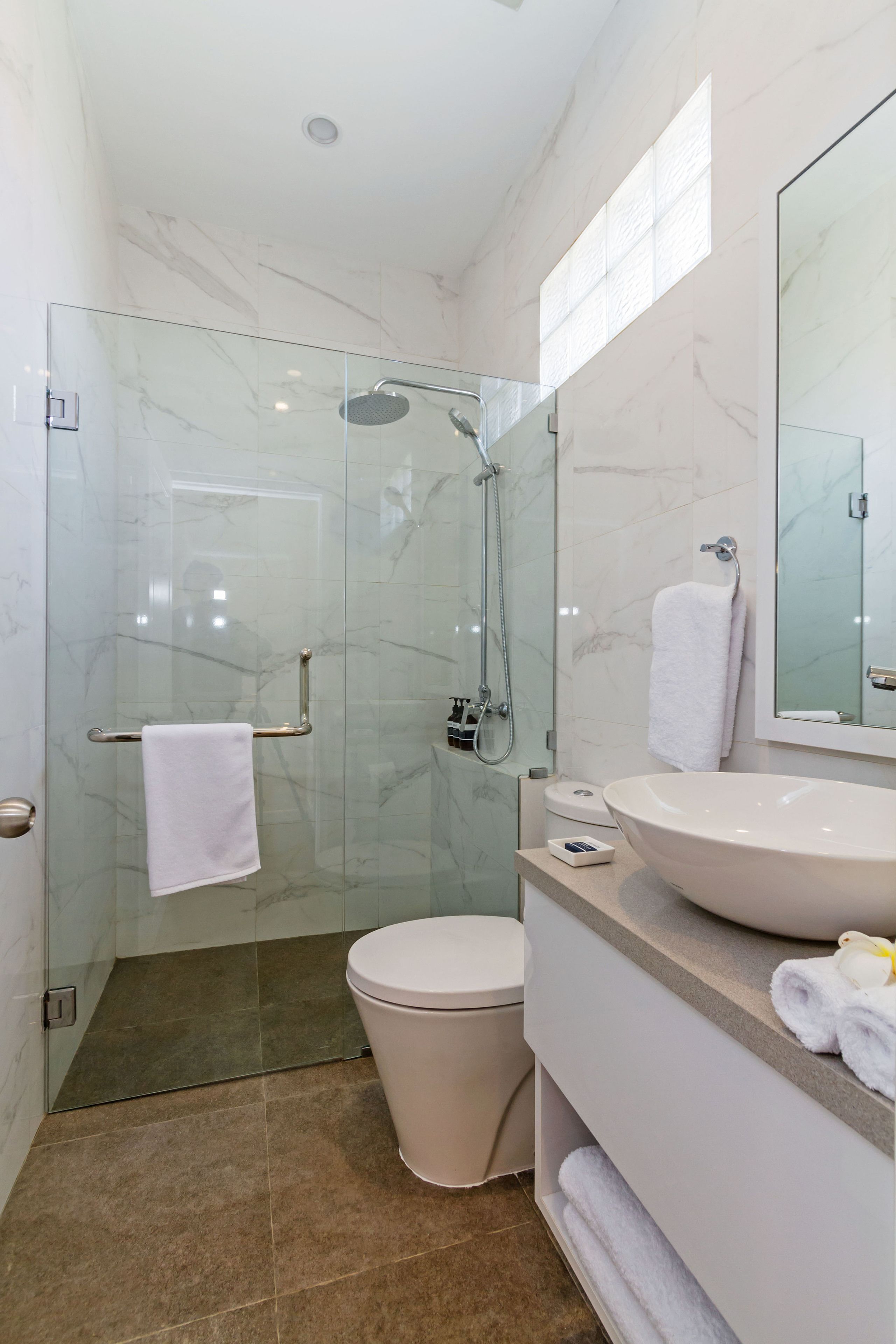 deluxe room, balcony, pool view | bathroom | shower, hair dryer, slippers, towels