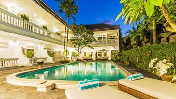 Fachada da propriedade à noite