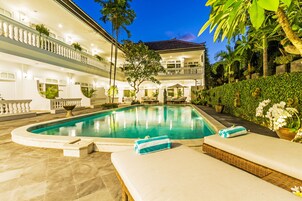 Bagian depan properti - sore/malam