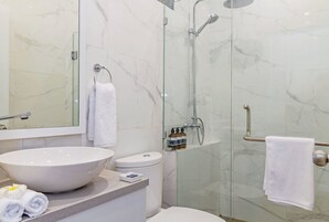 Kamar Deluks, teras, pemandangan kolam renang | Kamar mandi | Shower, pengering rambut, sandal, dan handuk