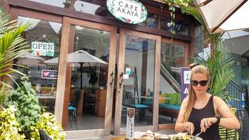 Breakfast and lunch served