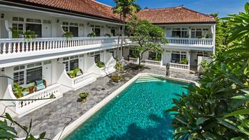 Piscina externa, funciona das 6h às 20h, guarda-sóis, espreguiçadeiras