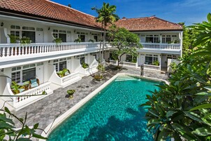 Kolam renang outdoor, dengan payung kolam renang dan kursi berjemur