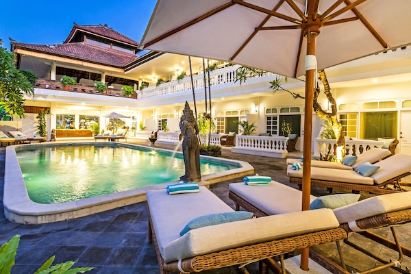 Piscina externa, funciona das 6h às 20h, guarda-sóis, espreguiçadeiras