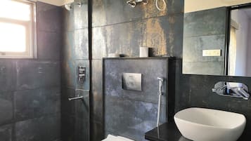 Chuveiro, secador de cabelo, toalhas de banho