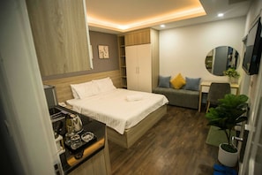 Studio Apartment | Bàn, màn/rèm cản sáng, truy cập Internet không dây miễn phí 