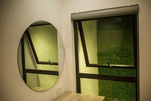 Phòng 2 giường đơn Deluxe | Bàn, màn/rèm cản sáng, truy cập Internet không dây miễn phí 