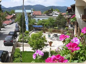 A residential area with houses, parked cars, and a flag. - Paraplui - House Schußmann (Tegernsee)