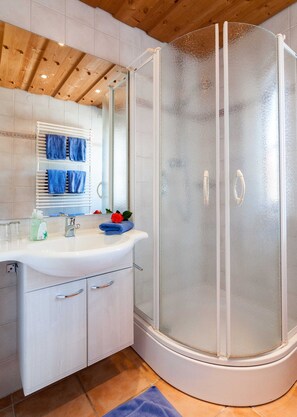 Haartrockner, Handtücher, Seife, Toilettenpapier