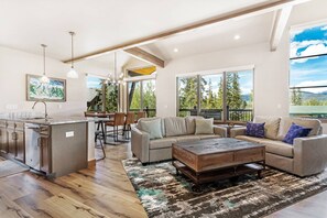 スマートテレビ、暖炉、DVD プレーヤー、卓球台