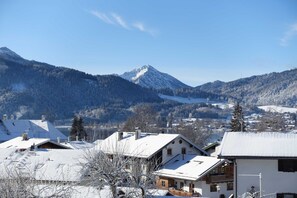 A snow-covered mountain village with traditional houses and a clear view of the mountains. - Neureuth - House Schußmann (Tegernsee)