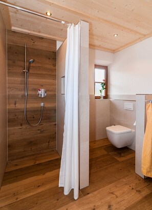 Dusj, hårføner og håndklær