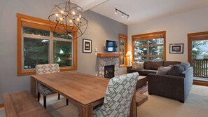 Fernseher, Kamin, Arbeitsbereiche