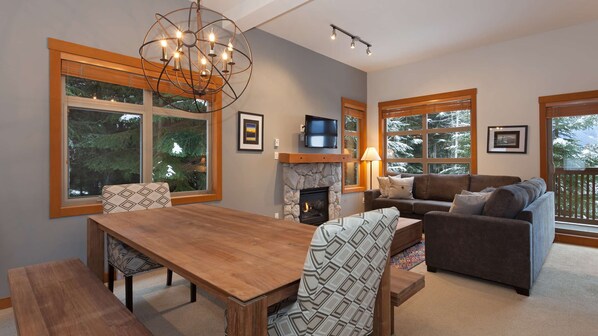 Téléviseur, foyer, bureau