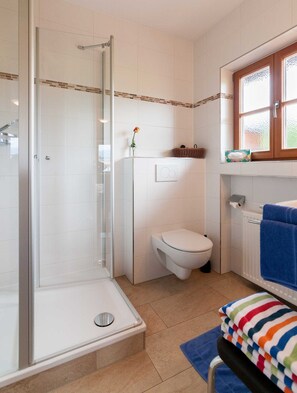 Dusche, Haartrockner, Handtücher