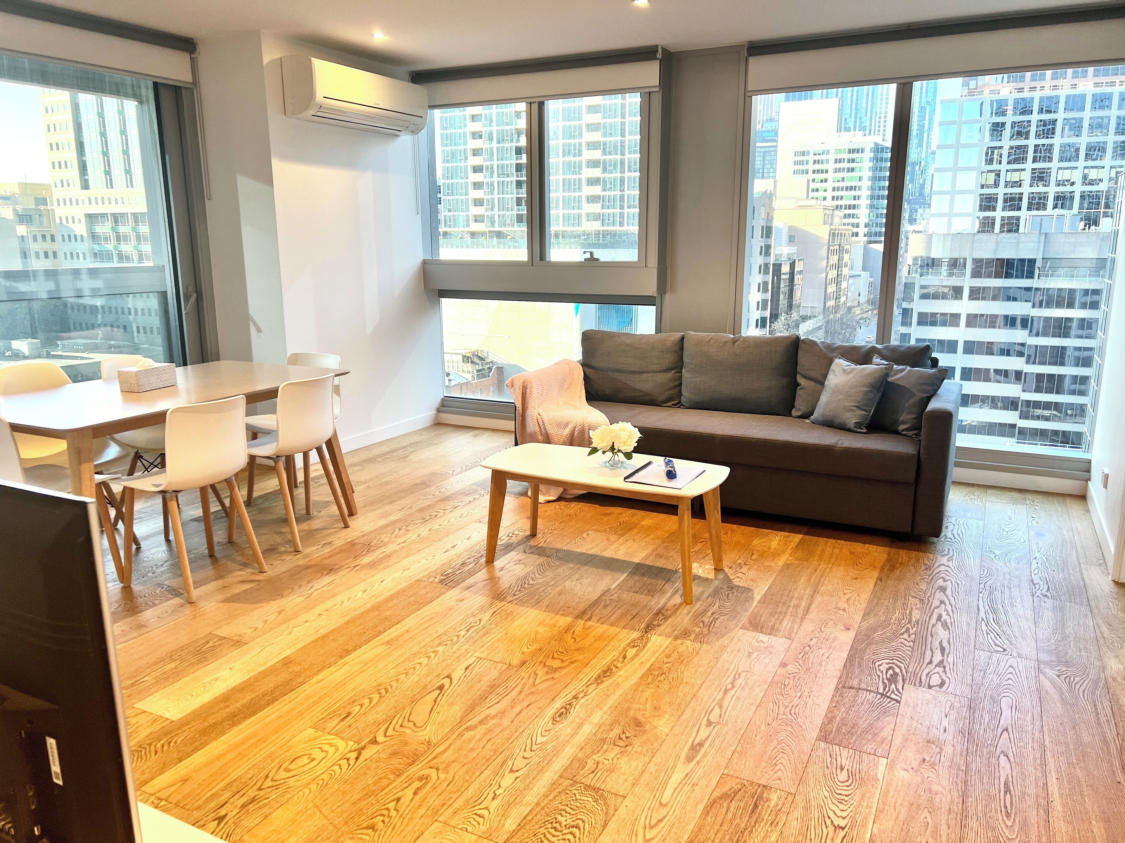 Un salon moderne avec un canapé, une table basse et une table à manger.