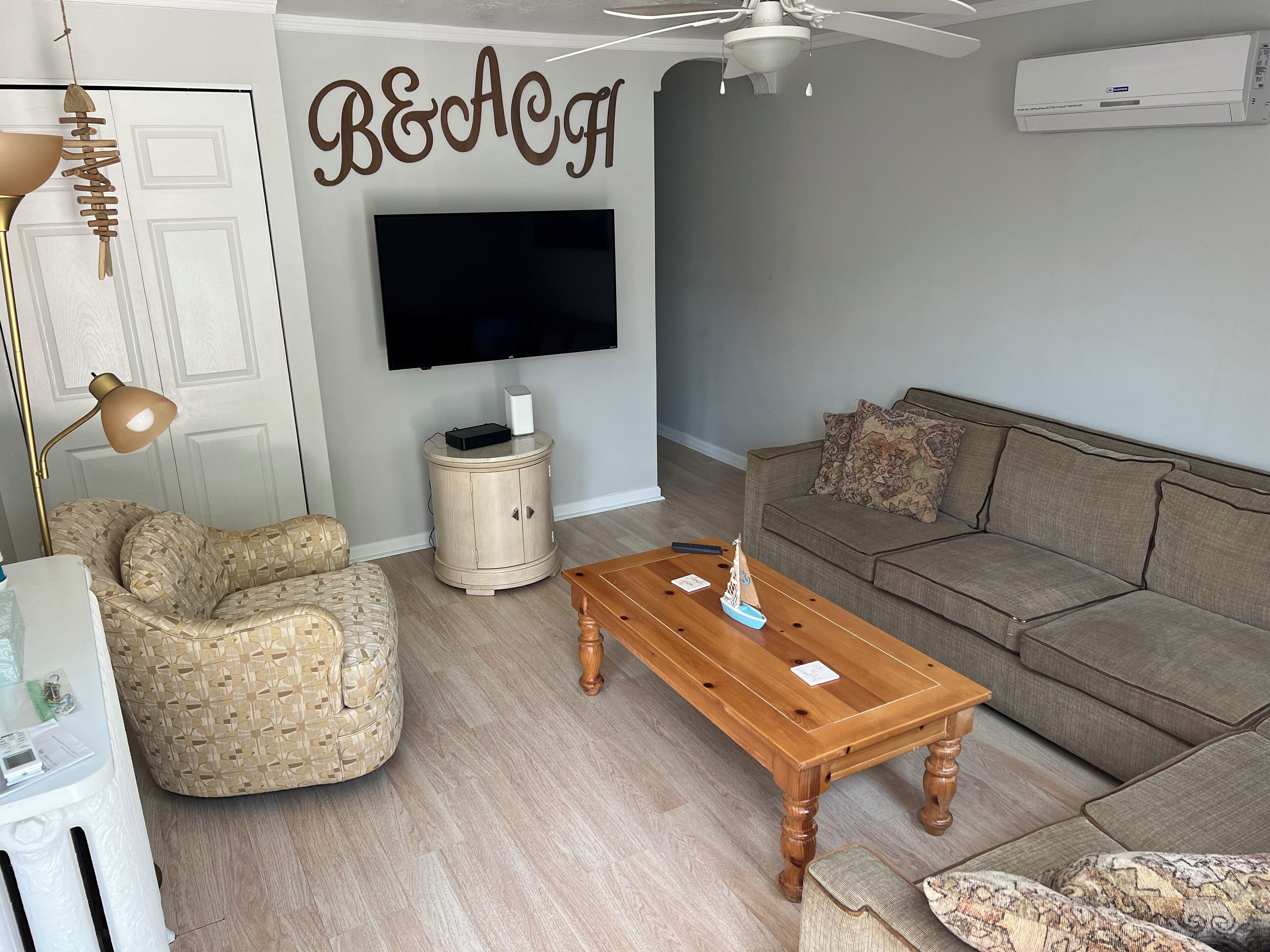 Great shore house, newly renovated and steps to the beach and bay