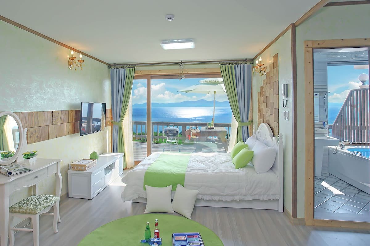 LAZIO | 1 bedroom, blackout drapes, soundproofing, free WiFi