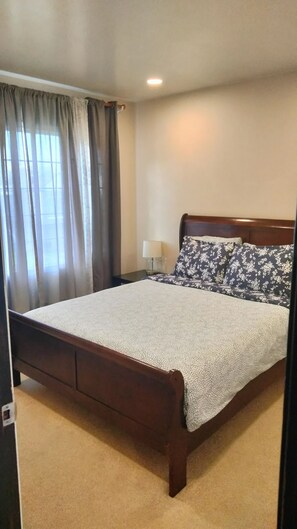 2 bedrooms, iron/ironing board, free WiFi, bed sheets - House with Panoramic view 15 mins to SF airport (Daly City)