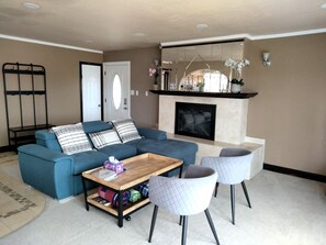 Smart TV, Hulu, streaming services - House with Panoramic view 15 mins to SF airport (Daly City)