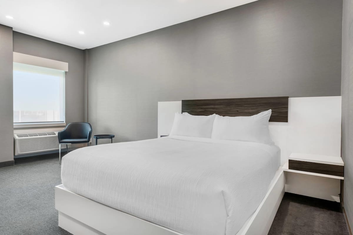 Habitació, 1 llit de matrimoni, accessible, no fumadors | Escriptori, espai de treball apte per a portàtils i cortines opaques