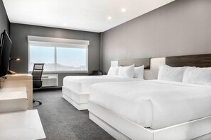 Habitación estándar, 2 camas Queen size, para no fumadores | Escritorio, espacio para trabajar con laptop y cortinas blackout