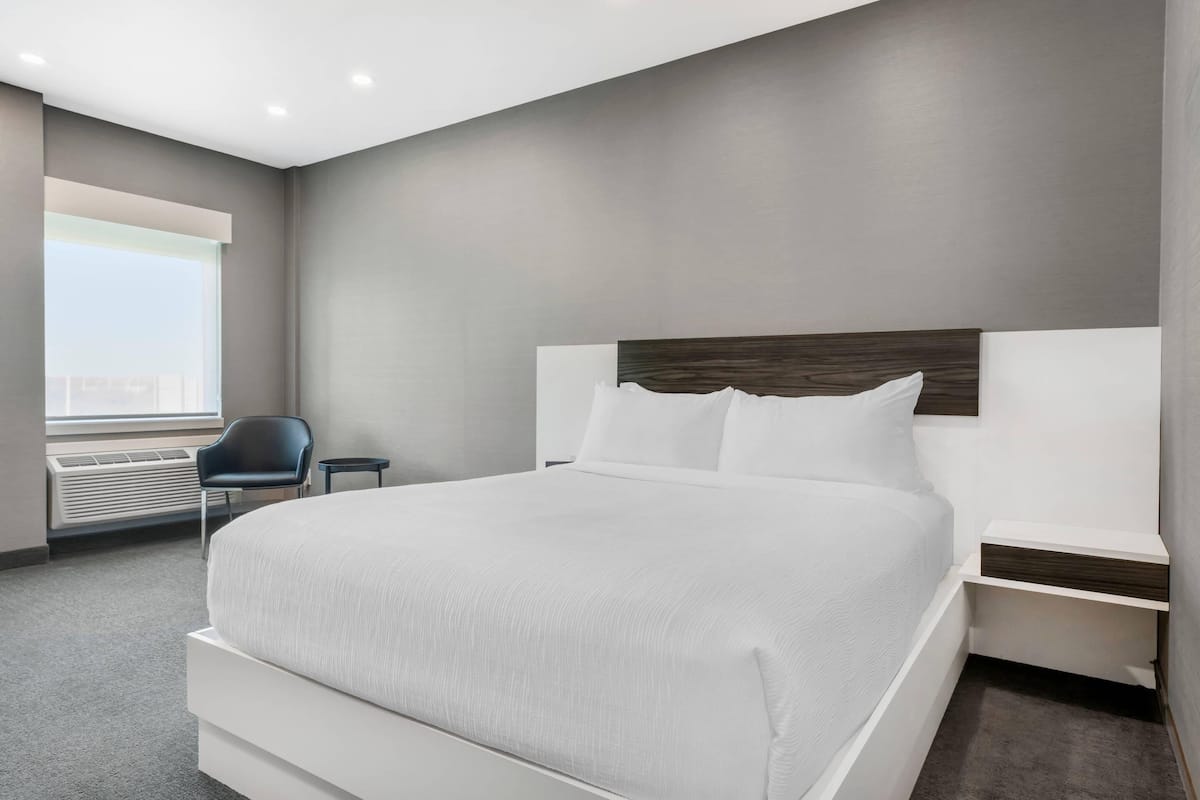 Quarto, 1 cama Queen, acessível, para não fumantes | Escrivaninha, espaço de trabalho para notebook, cortinas blackout